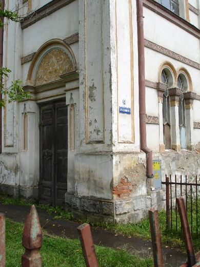 Doorway and arched windows of the Vatra Dornei synagogue