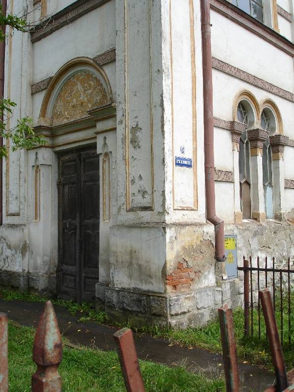 Doorway and arched windows of the Vatra Dornei synagogue