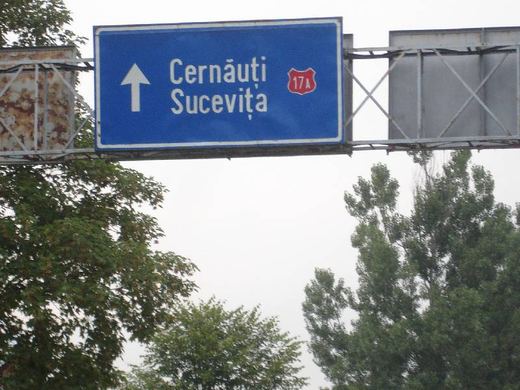Road sign to Cernăuţi and Suceviţa