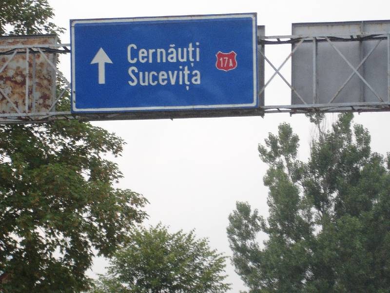 Road sign to Cernăuţi and Suceviţa