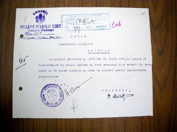 Short typed letter of the Siret town hall to the prefecture with stamps