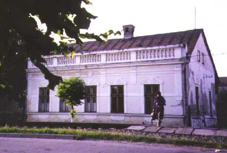 The train tracks run right through the center of town, next to houses of the Austrian era.