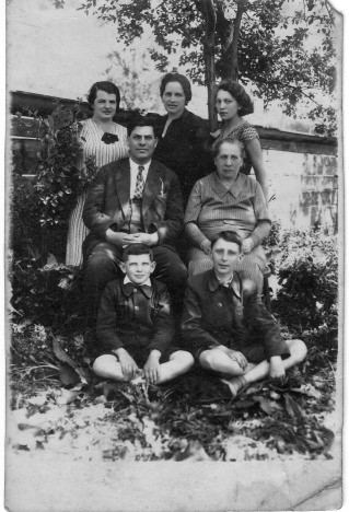 RENNERT family: Tetush, Fani and Ruth; Adolf and Mother Peppi (Katz); Sami (Tidhar) and Heini, 1934.