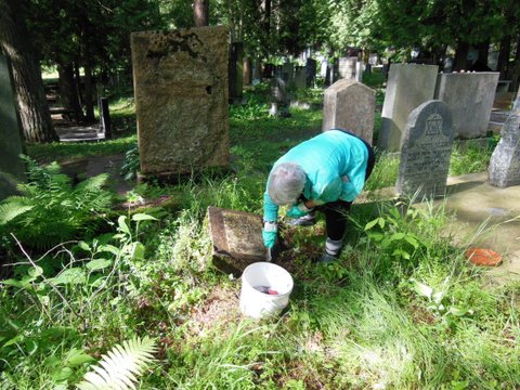 Garun Gravestone in Suderves Jewish Cemetery