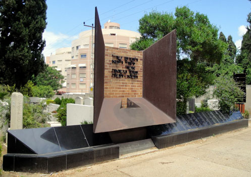Nahalat Yitzhak Memorial to Shat