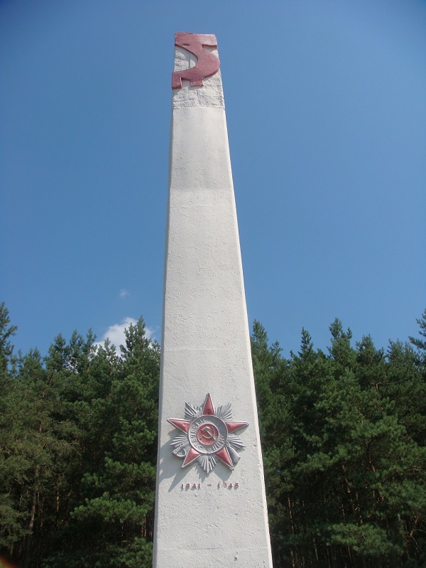 Obelisk Memorial for Shklovers Killed
              in WWII