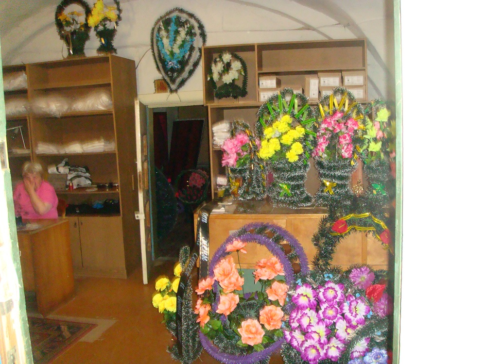 Rabbi's House Sells Floral Arrangements for Graves