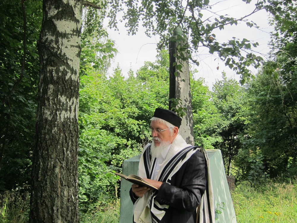 Saying Memorial Prayer for Jewish WWII victims killed
            in Shklov