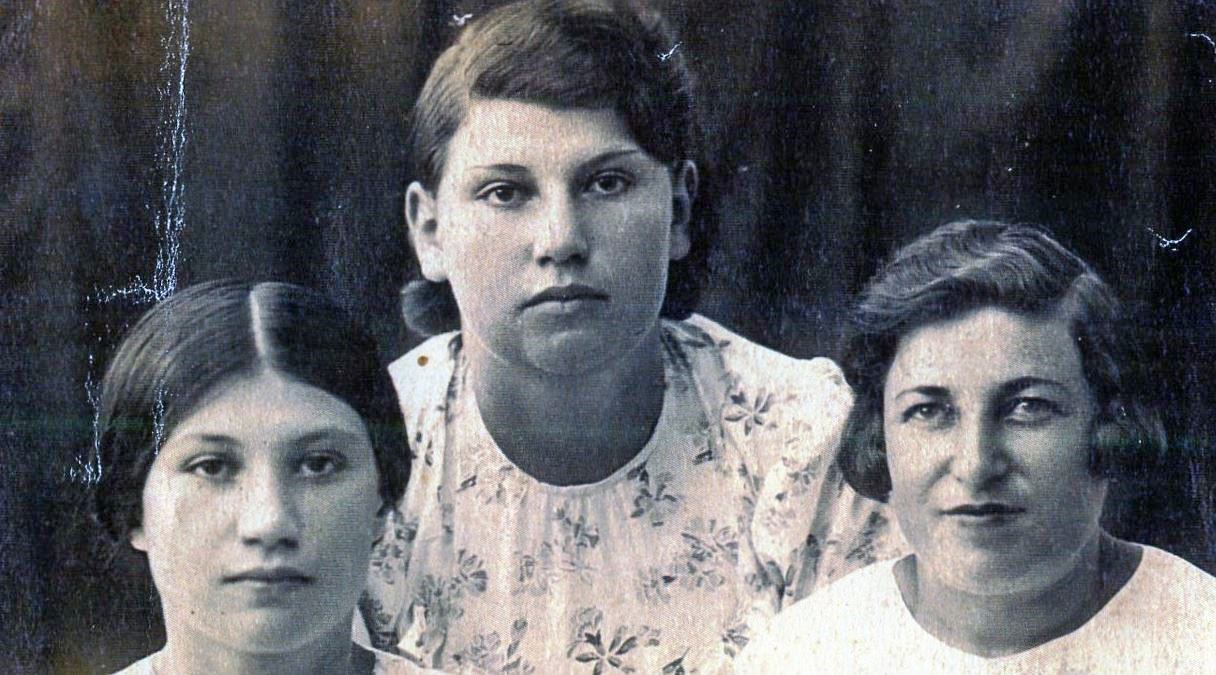 Fruma Basovsky (on right), with nieces Feiga & Busya (nieces are Zhenya's children) 