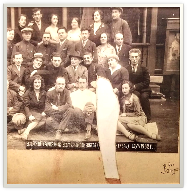 A group of baseball players posing for a photo

Description automatically generated