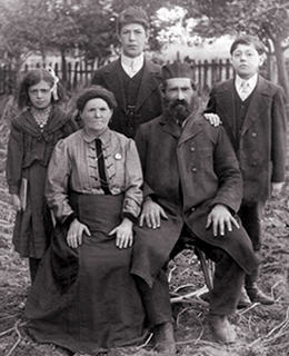 Yochved & Fayvl Itzikovich with sons, niece in Trashkun (1910)