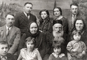 Dvora (Glezer) Yuzent with family