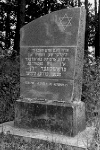 monument at mass grave