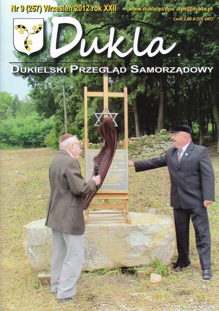 As pictured on the cover of a local Dukla publication
          (shown are Daniel Altholz, one of the oldest surviving Jews to
          have originally grown up in Dukla (left) and Jacek Koszczan of
          Sztetl Dukla (right.)
