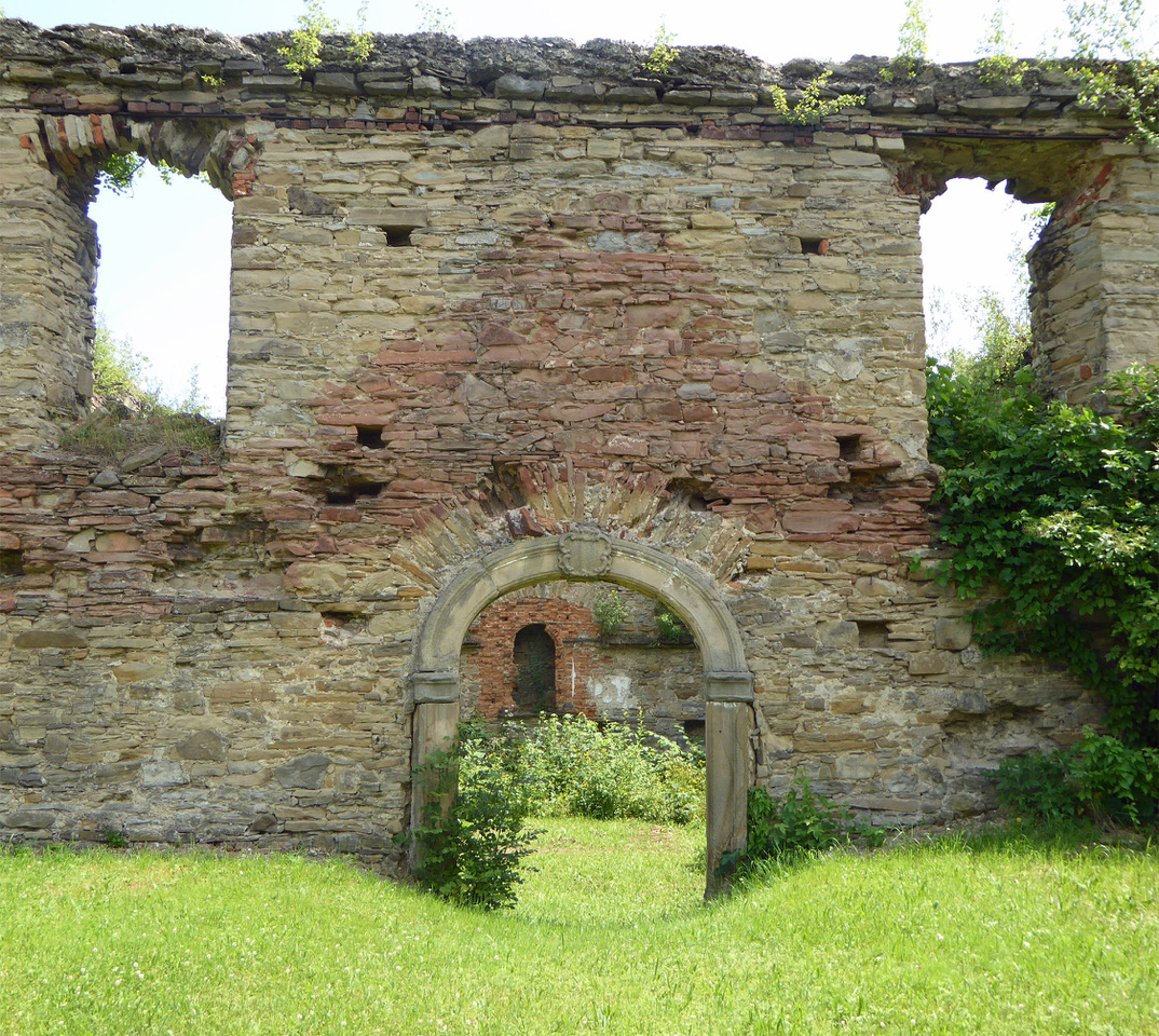 Synagogue ruins - present-day (western face with portal
        entrance)