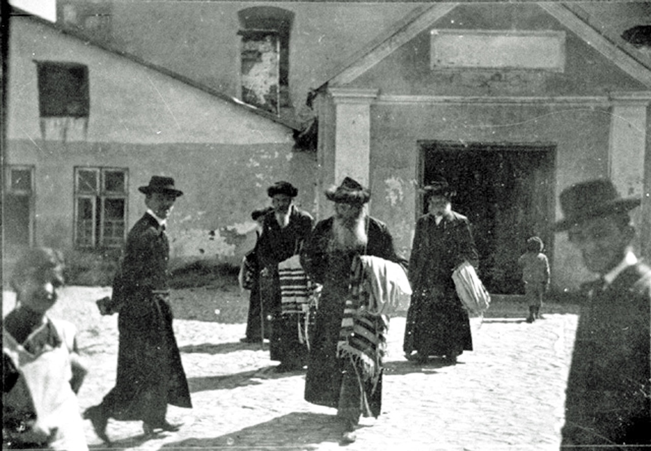 Dukla
        Synagogue exterior view - 1916-1917