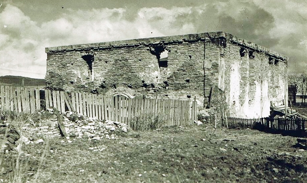 Photos of
        the Dukla synagogue ruins in the 1950's