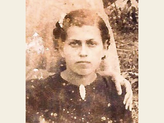 Dina Katz née Roshko (1938)